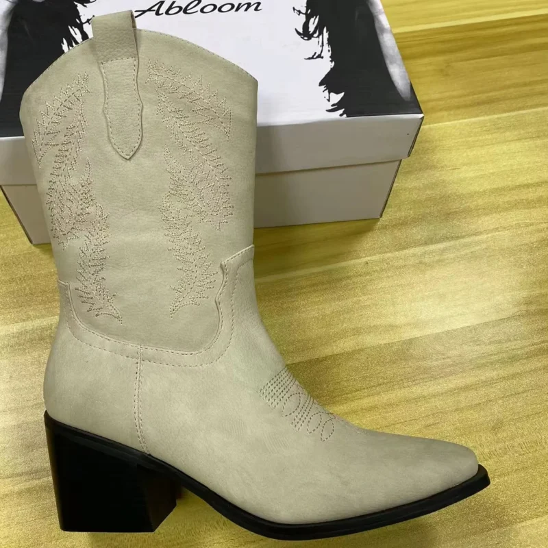 Hot Selling Warm Comfortable Suede Boots Fashionable Versatile Short Design Low Heel Pointed Outline Waterproof Anti-Slippery